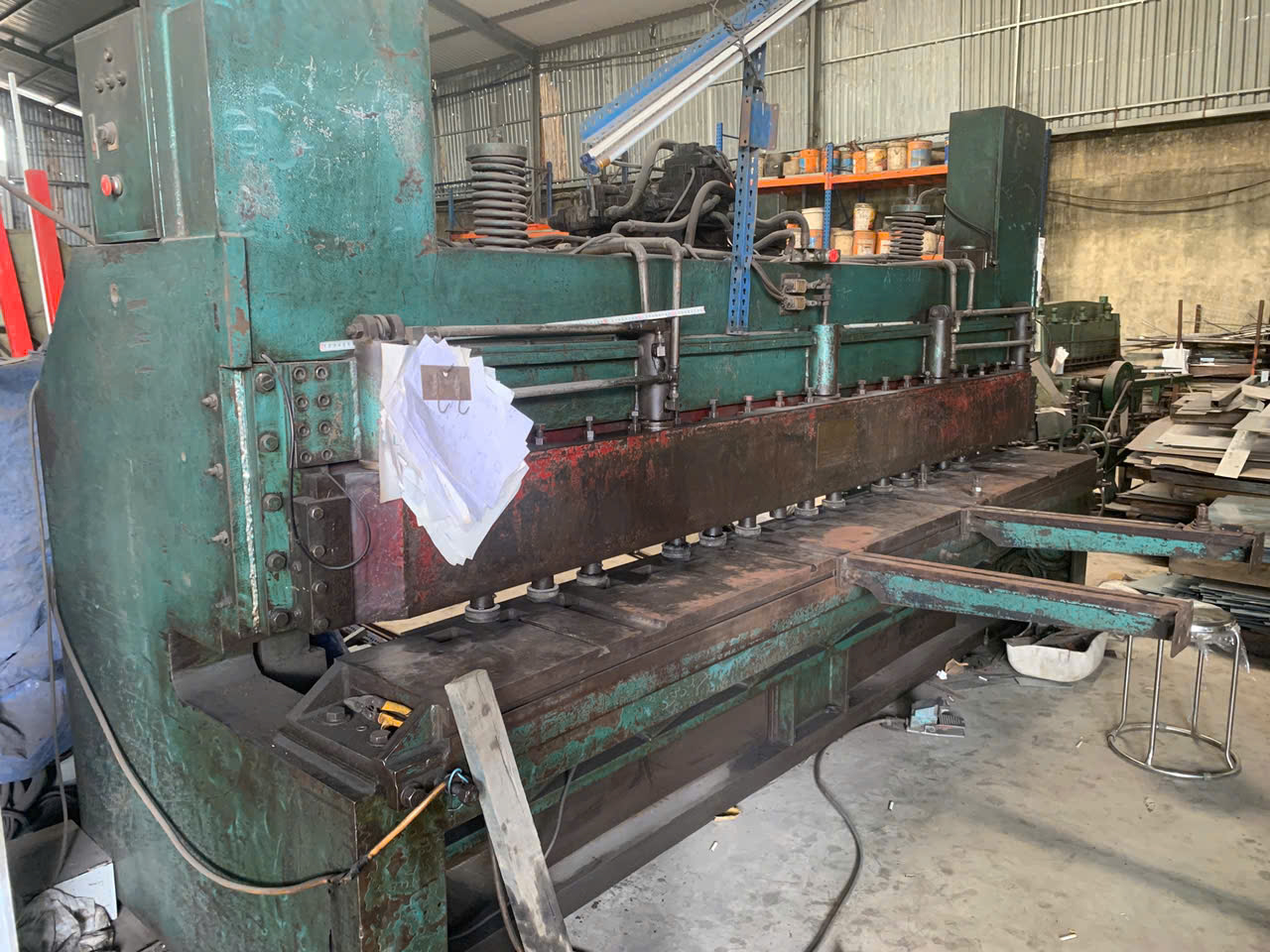 Metal shearing machine